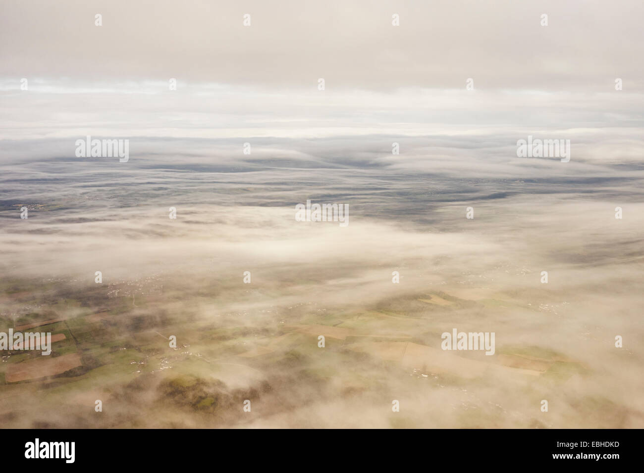 Paese visto attraverso il sottile strato di cloud Foto Stock