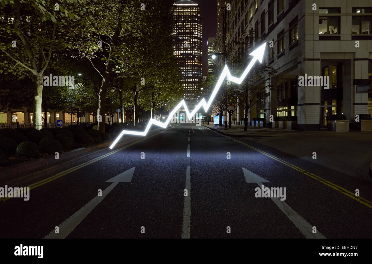 Incandescente simbolo a forma di freccia in via della città di notte, Londra, Regno Unito Foto Stock