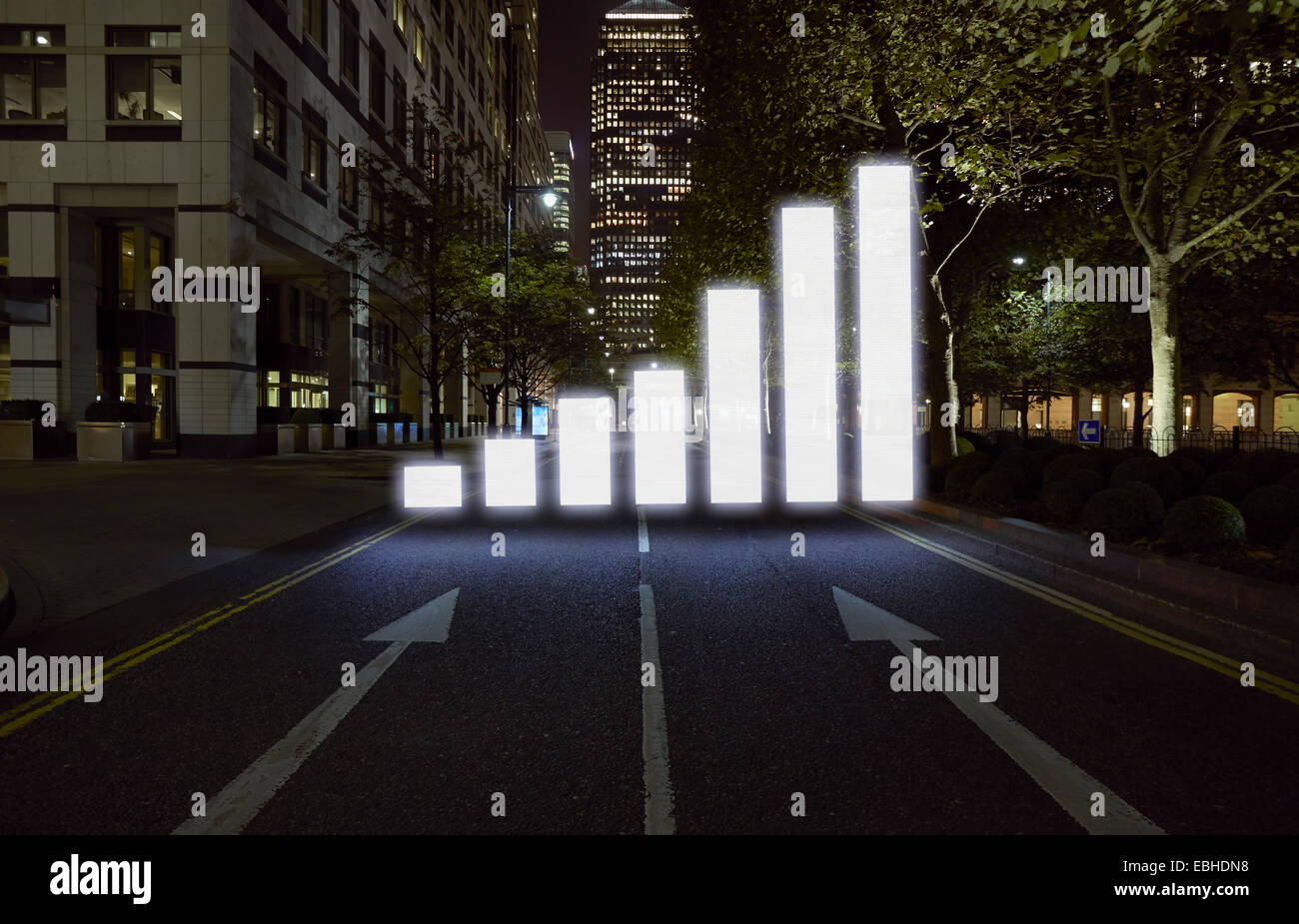 Incandescente il grafico a barra in via della città di notte, Londra, Regno Unito Foto Stock