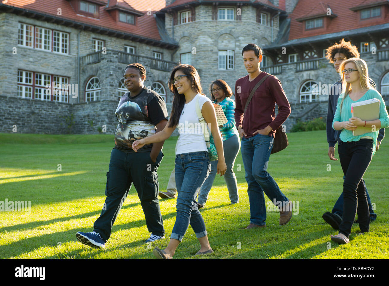 Gli studenti camminare sull'erba Foto Stock