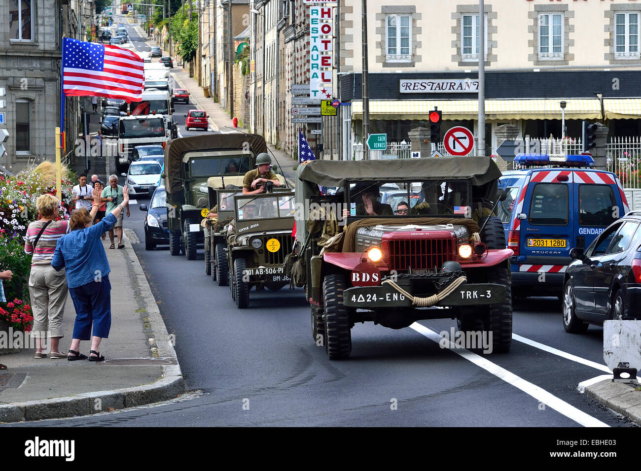 Guerra americana veicoli della seconda guerra mondiale rigido sul Mac Racken bridge, il settantesimo anniversario della liberazione della città di maggio Foto Stock