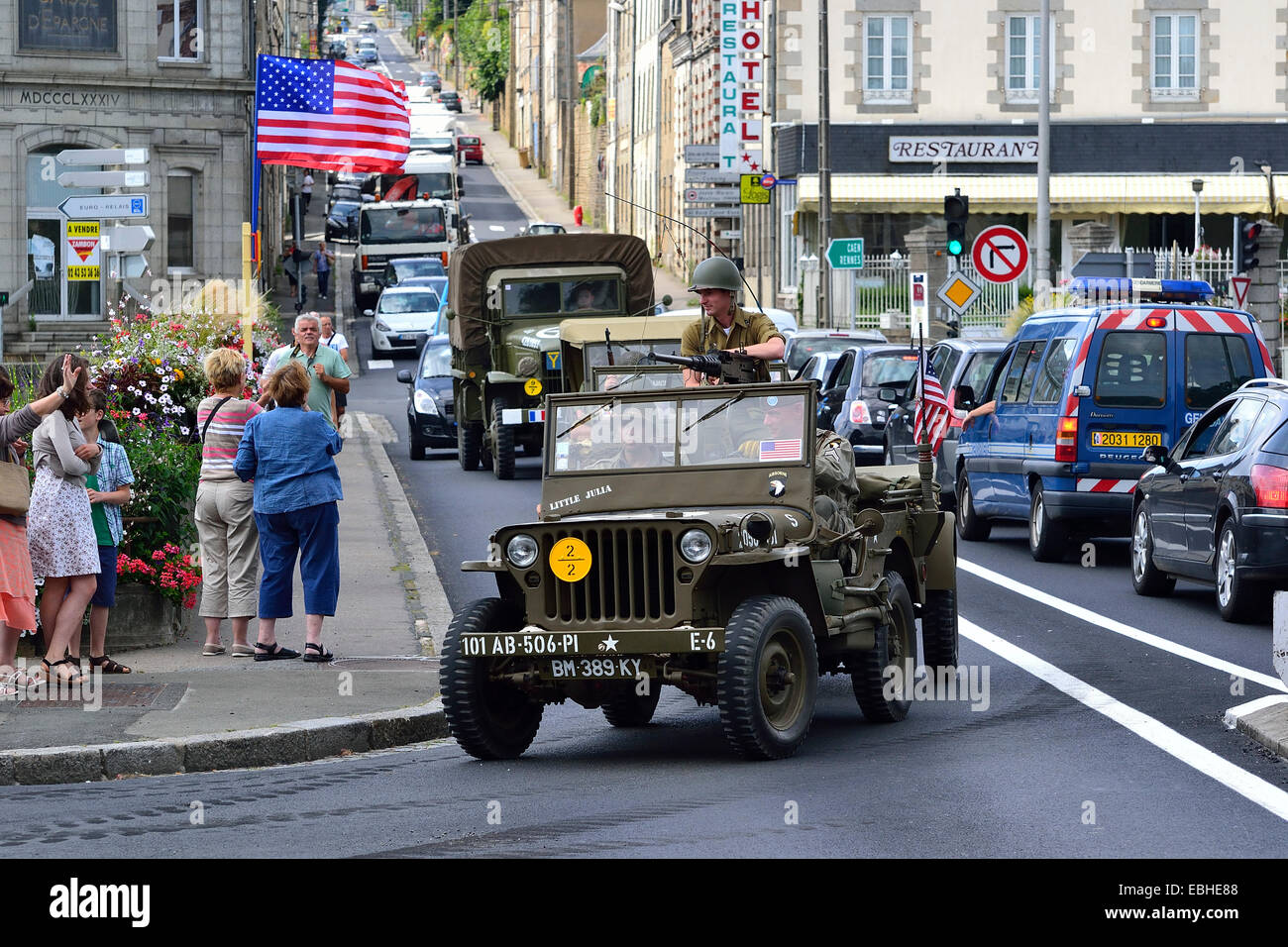 Guerra americana veicoli della seconda guerra mondiale rigido sul Mac Racken bridge, il settantesimo anniversario della liberazione di Mayenne (FR). Foto Stock