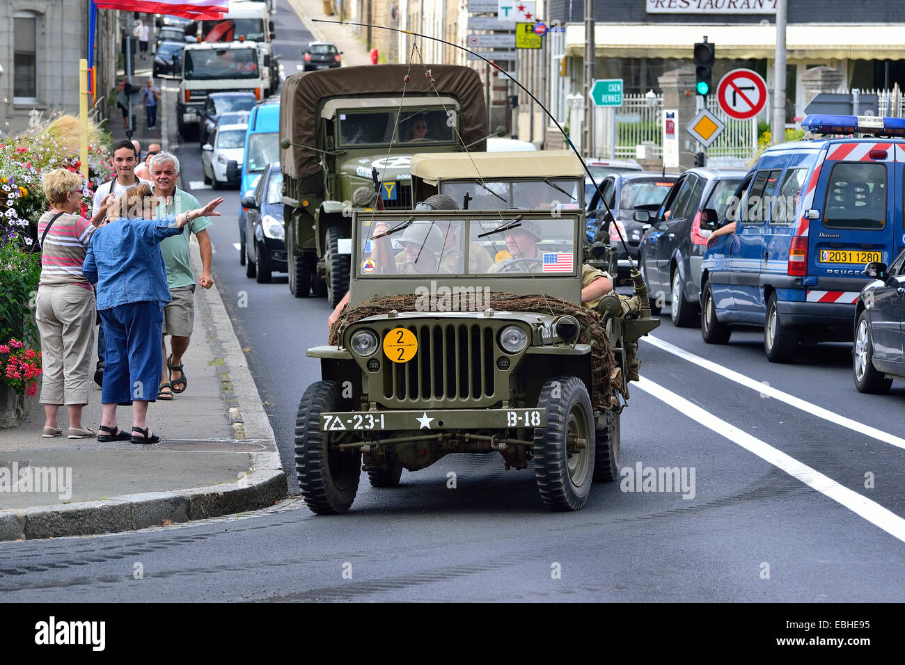 Guerra americana veicoli della seconda guerra mondiale rigido sul Mac Racken bridge, il settantesimo anniversario della liberazione della città Mayenne. Foto Stock