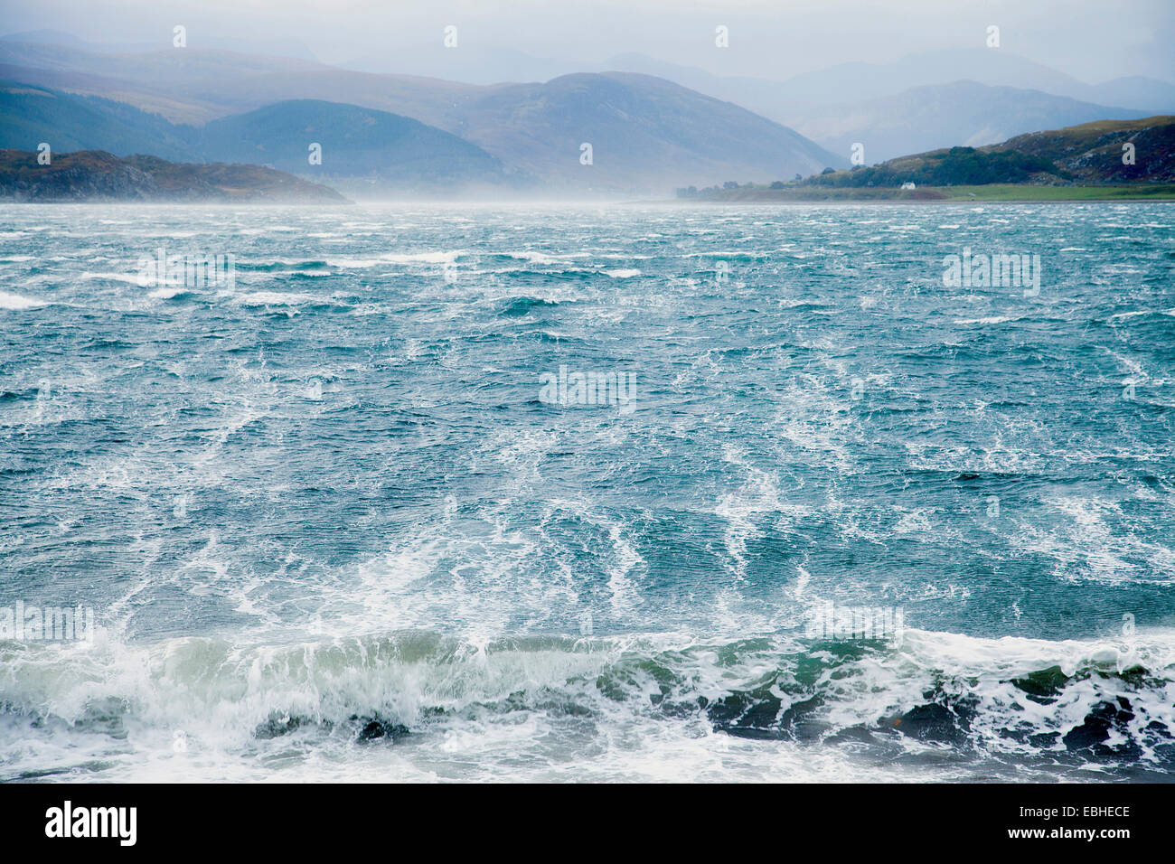 Venti selvatici ampi attraverso un mare loch, Highland, Scozia Foto Stock