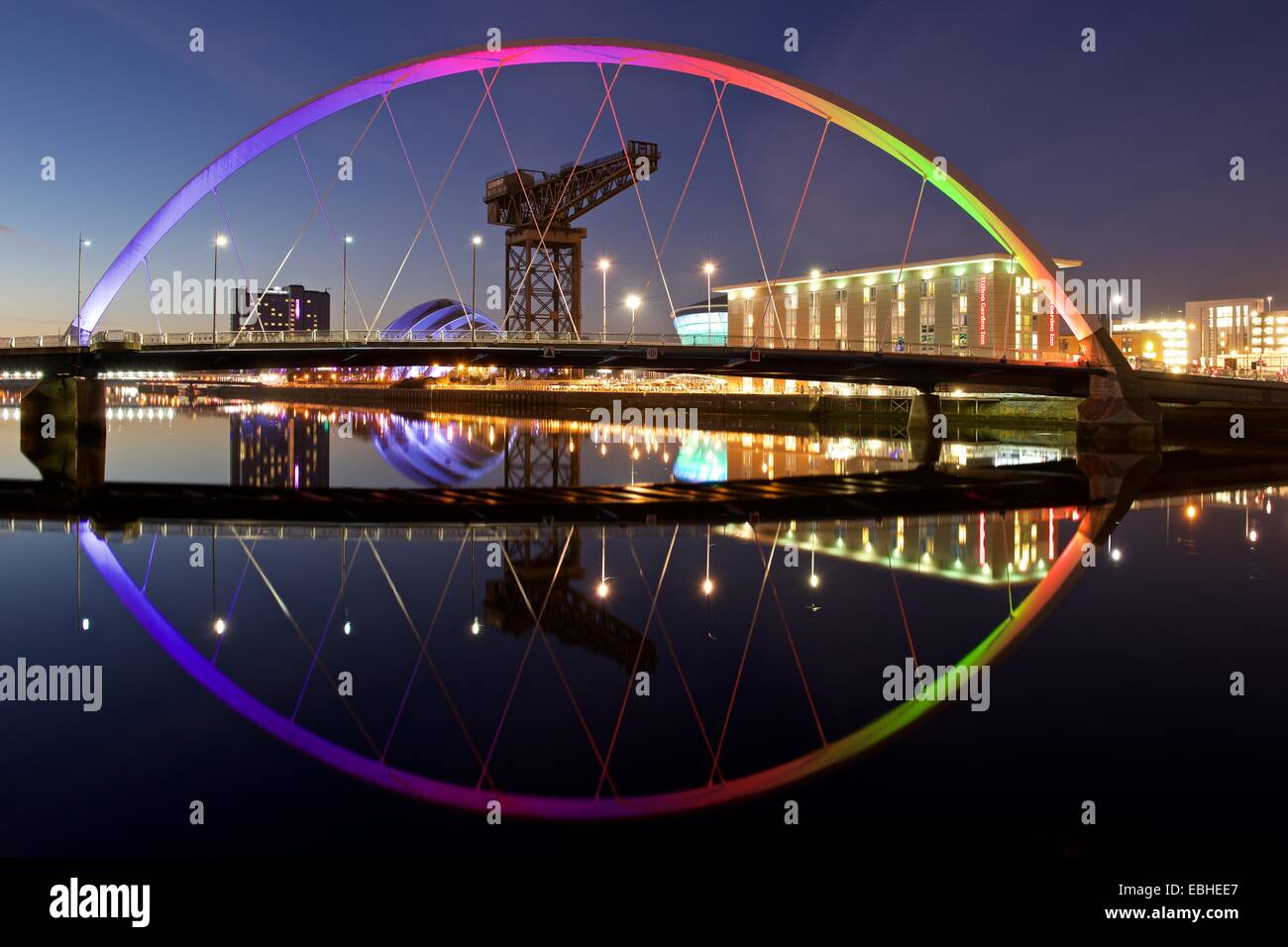 Immagine a colori di Glasgow's Clyde arc e moderna fronte fiume presi su un alambicco sera Foto Stock