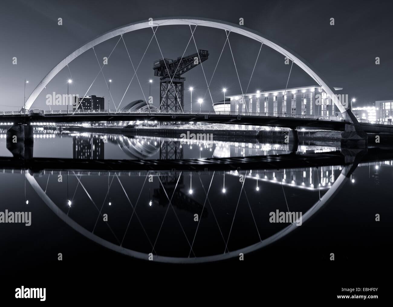 B&W immagine di Glasgow's Clyde arc e moderna fronte fiume presi su un alambicco sera Foto Stock