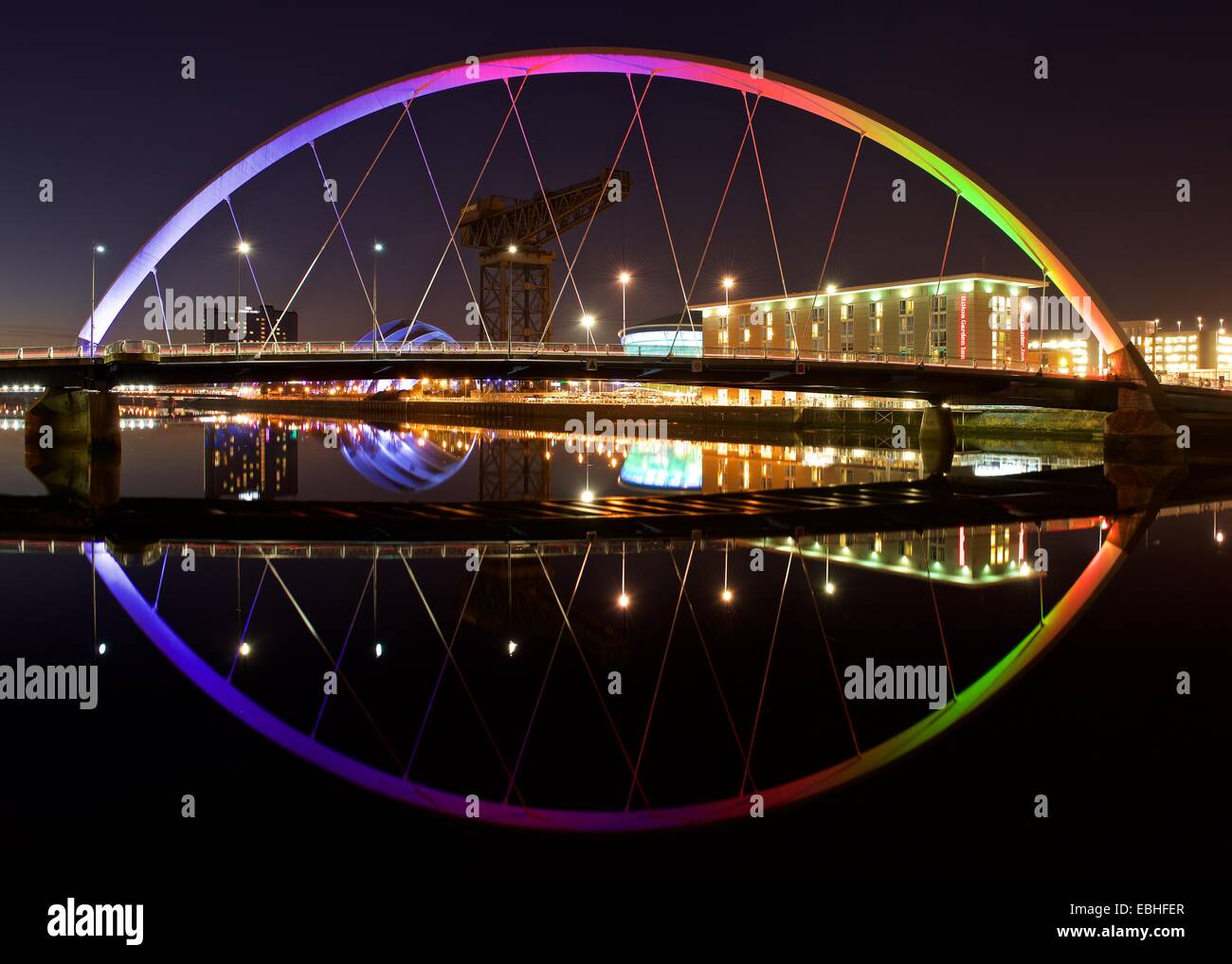 Immagine a colori di Glasgow's Clyde arc e moderna fronte fiume presi su un alambicco sera Foto Stock