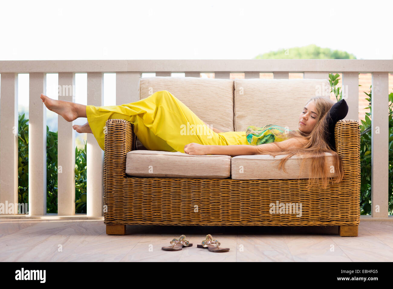 Giovane donna dorme sul divano con balcone, Milna, Brac, Croazia Foto Stock