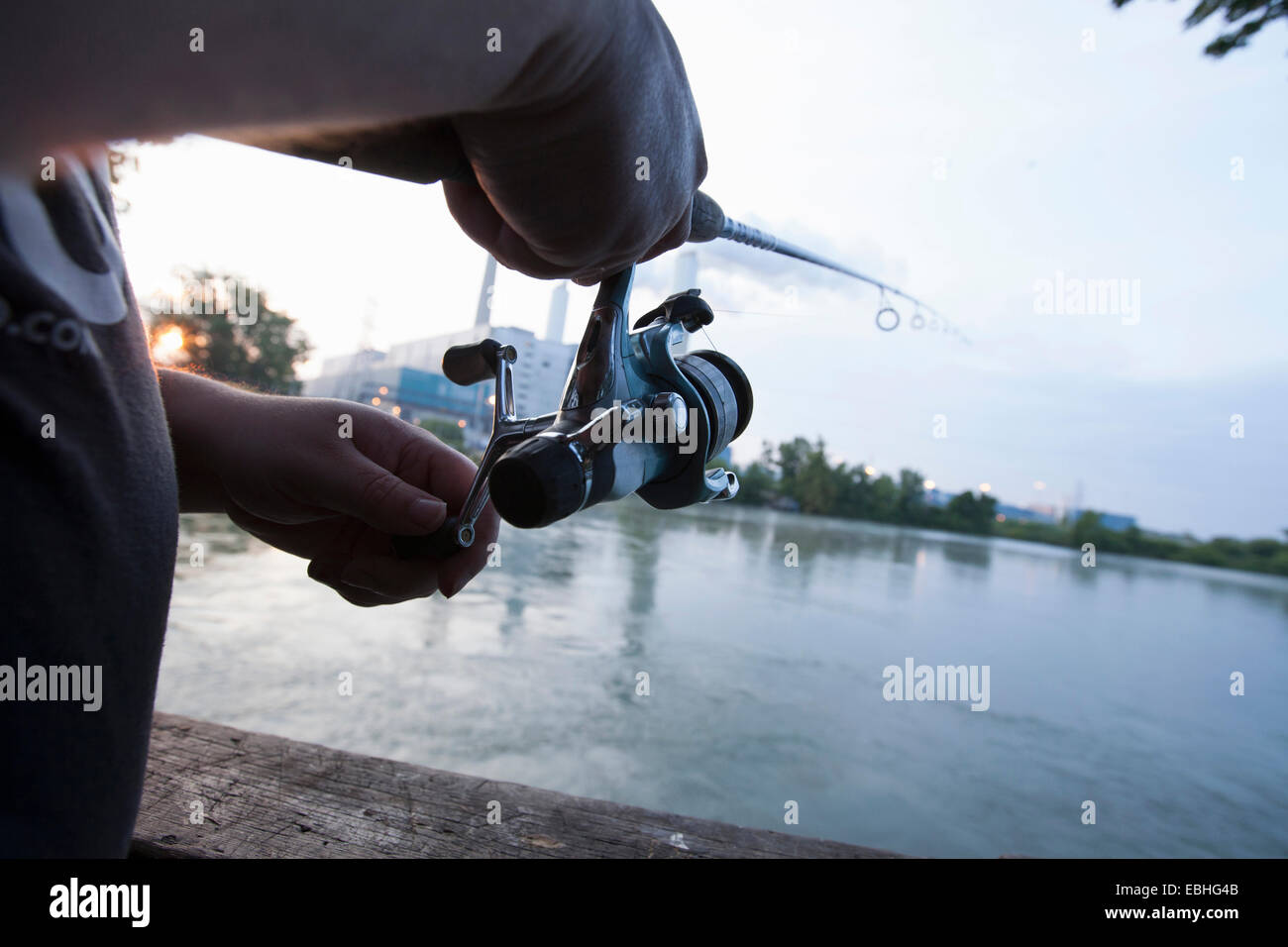 Close up dell uomo di pesca sul fiume Raisin, Monroe, Michigan, Stati Uniti d'America Foto Stock