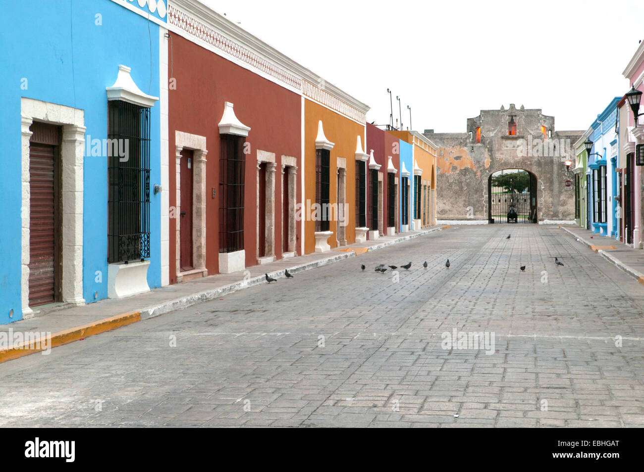 Spagnolo case coloniali e la storica Porta di Terra visto dalla 59th Street, Campeche, Messico Foto Stock