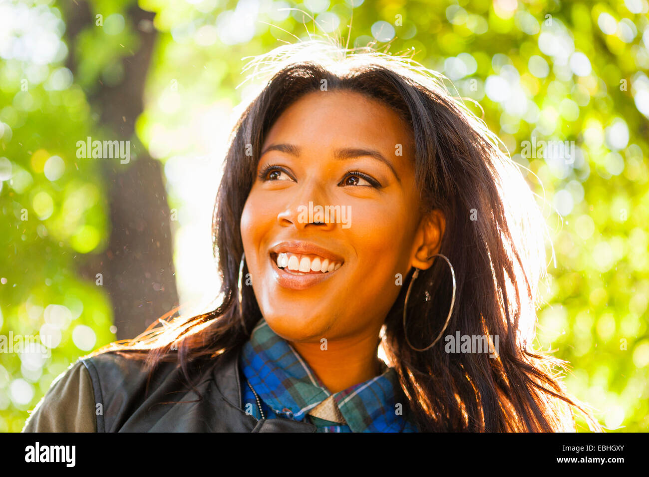 Giovane donna con un ampio sorriso in posizione di parcheggio Foto Stock