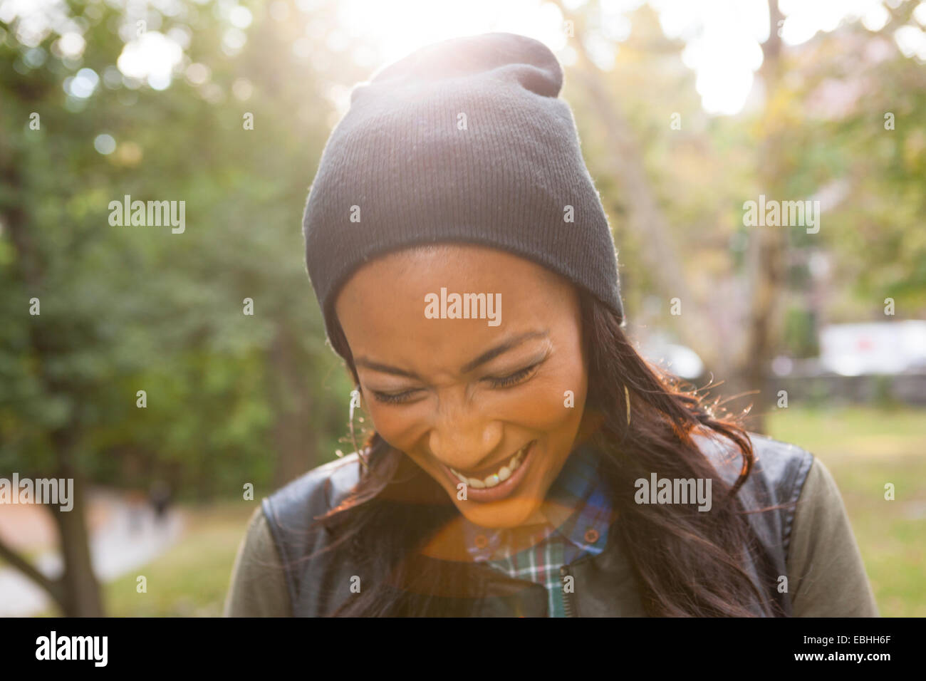 Giovane donna di ridere in posizione di parcheggio Foto Stock