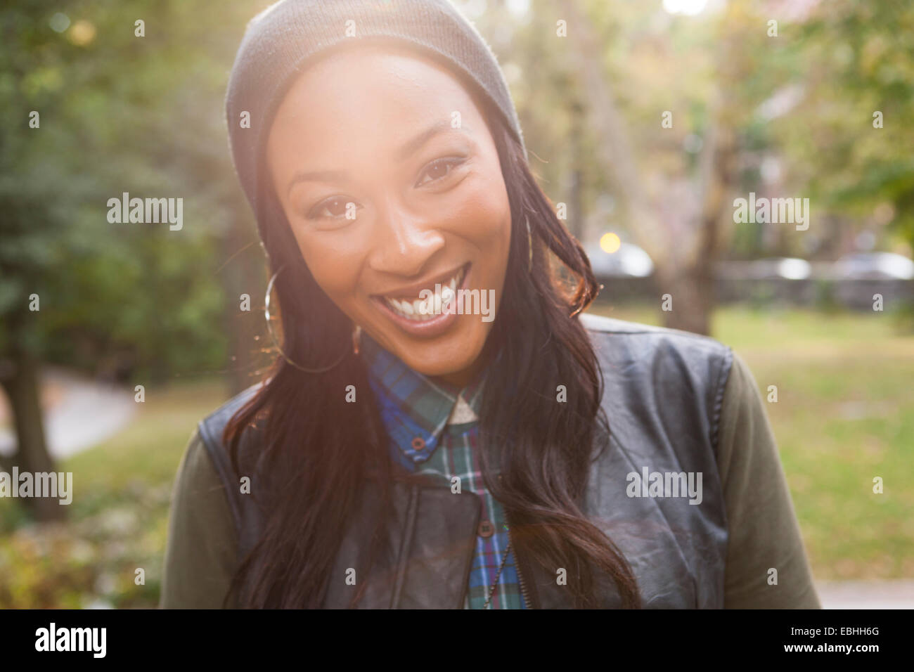Giovane donna con un ampio sorriso in posizione di parcheggio Foto Stock