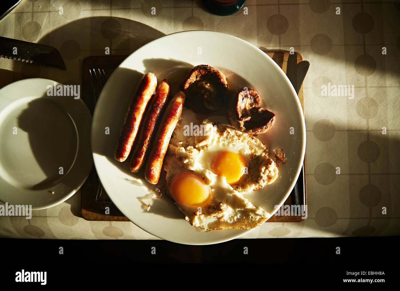 Colazione fritta di salsicce, uova e funghi sulla tabella Foto Stock