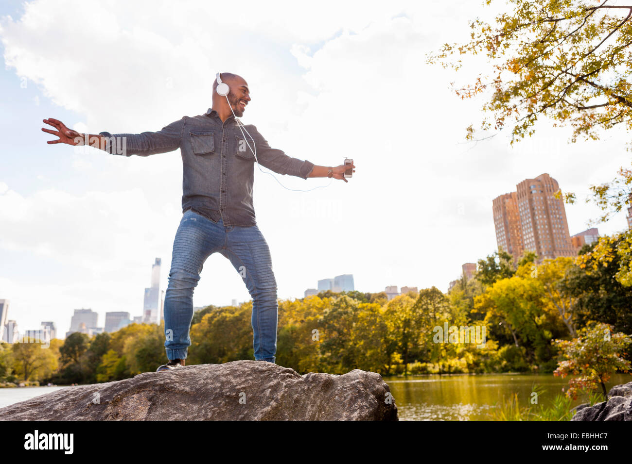 Uomo che indossa gli auricolari dancing, al Central Park di New York, Stati Uniti d'America Foto Stock