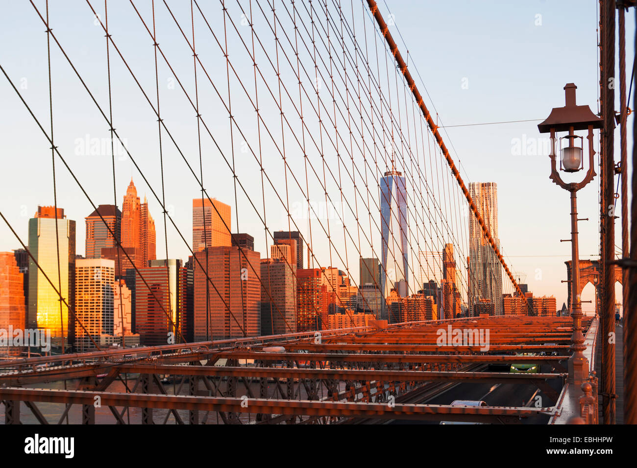 Skyline di Manhattan dal ponte di Brooklyn, New York, Stati Uniti d'America Foto Stock