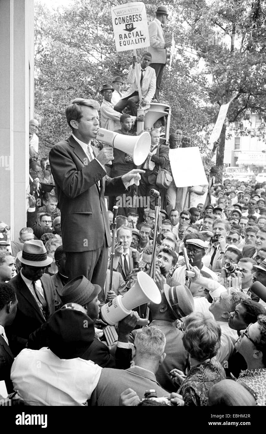 ROBERT F Kennedy come procuratore generale parla di una corte rally al di fuori del reparto di giustizia il 14 giugno 1963. Foto: Warren K. Leffer Foto Stock