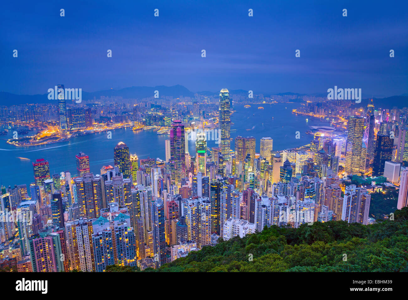 Hong Kong. Immagine di Hong Kong con molti grattacieli durante il blu crepuscolo ora. Foto Stock