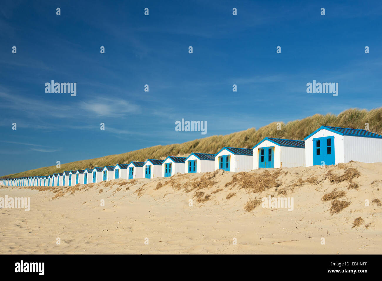 Riga blu e bianco cabine da spiaggia per vacanza surpose Foto Stock
