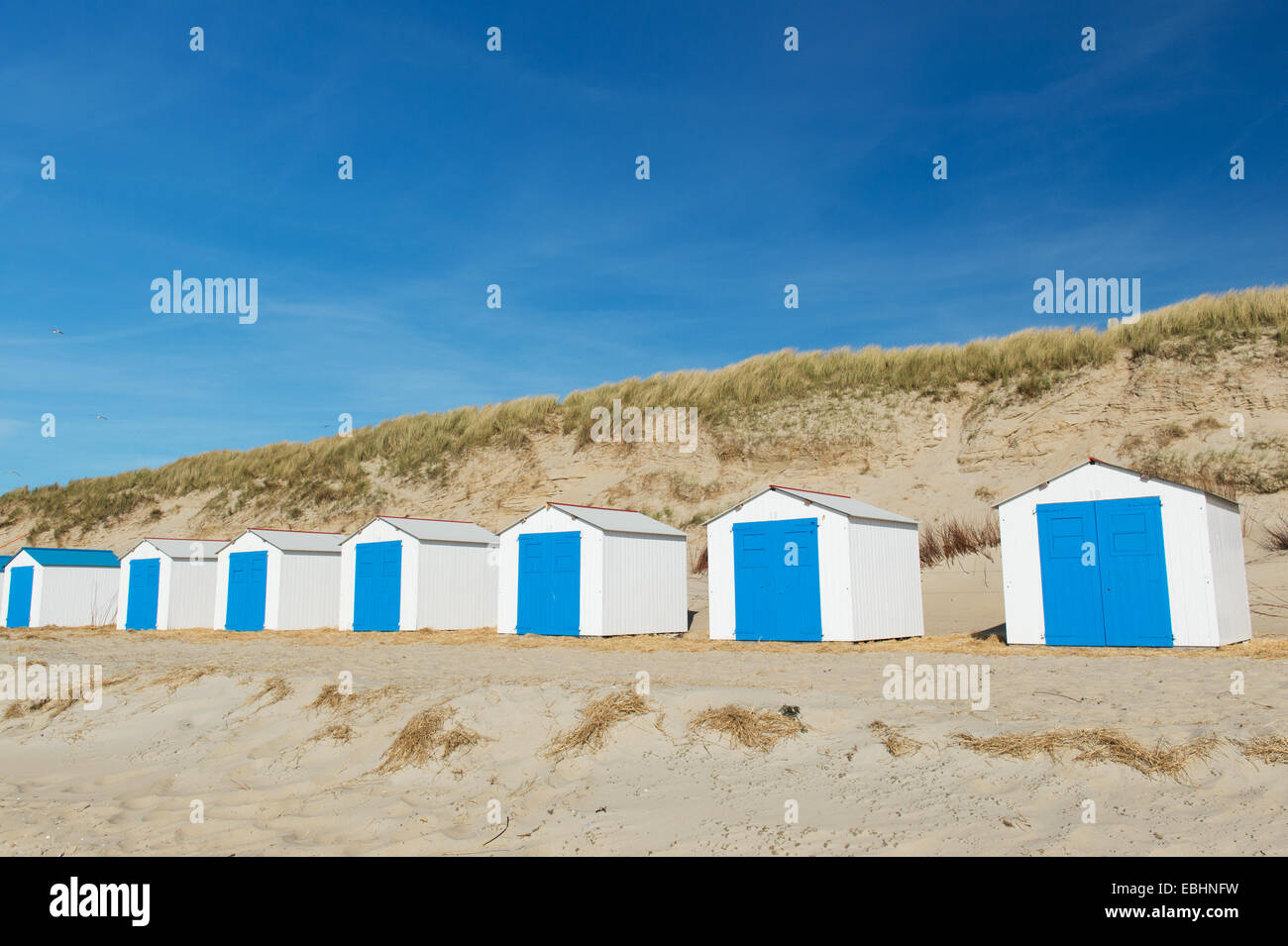 Riga blu e bianco cabine da spiaggia per vacanza surpose Foto Stock