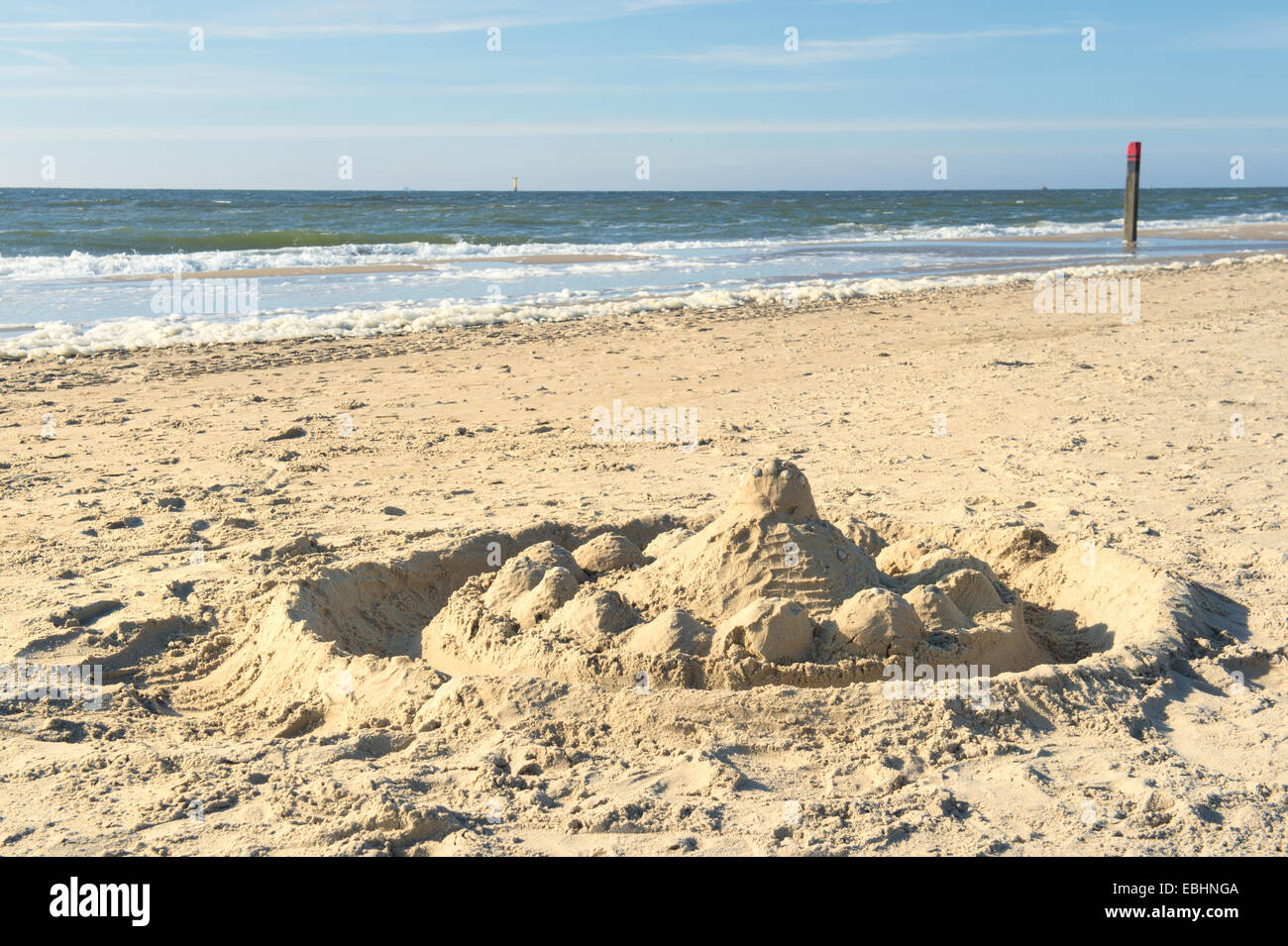 Castello di sabbia in spiaggia Northsea sul wadden olandese isola di Texel Foto Stock