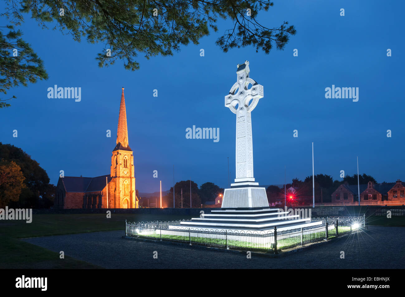 St Johns Chiesa e Celtic Cross al Tynwald Hill, St Johns, Isola di Man Foto Stock