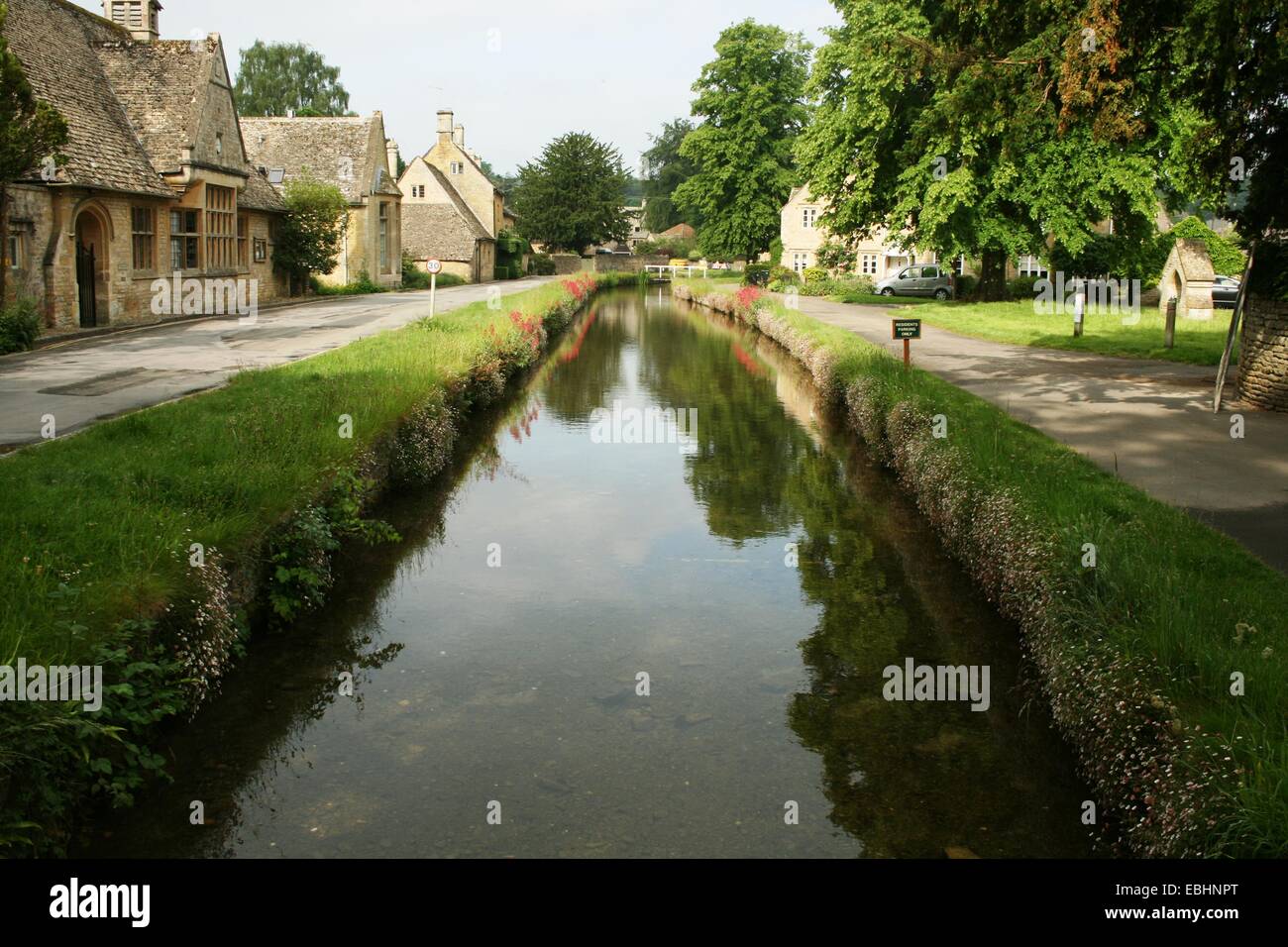 Occhio di fiume che corre attraverso Lower Slaughter, cotswolds Foto Stock