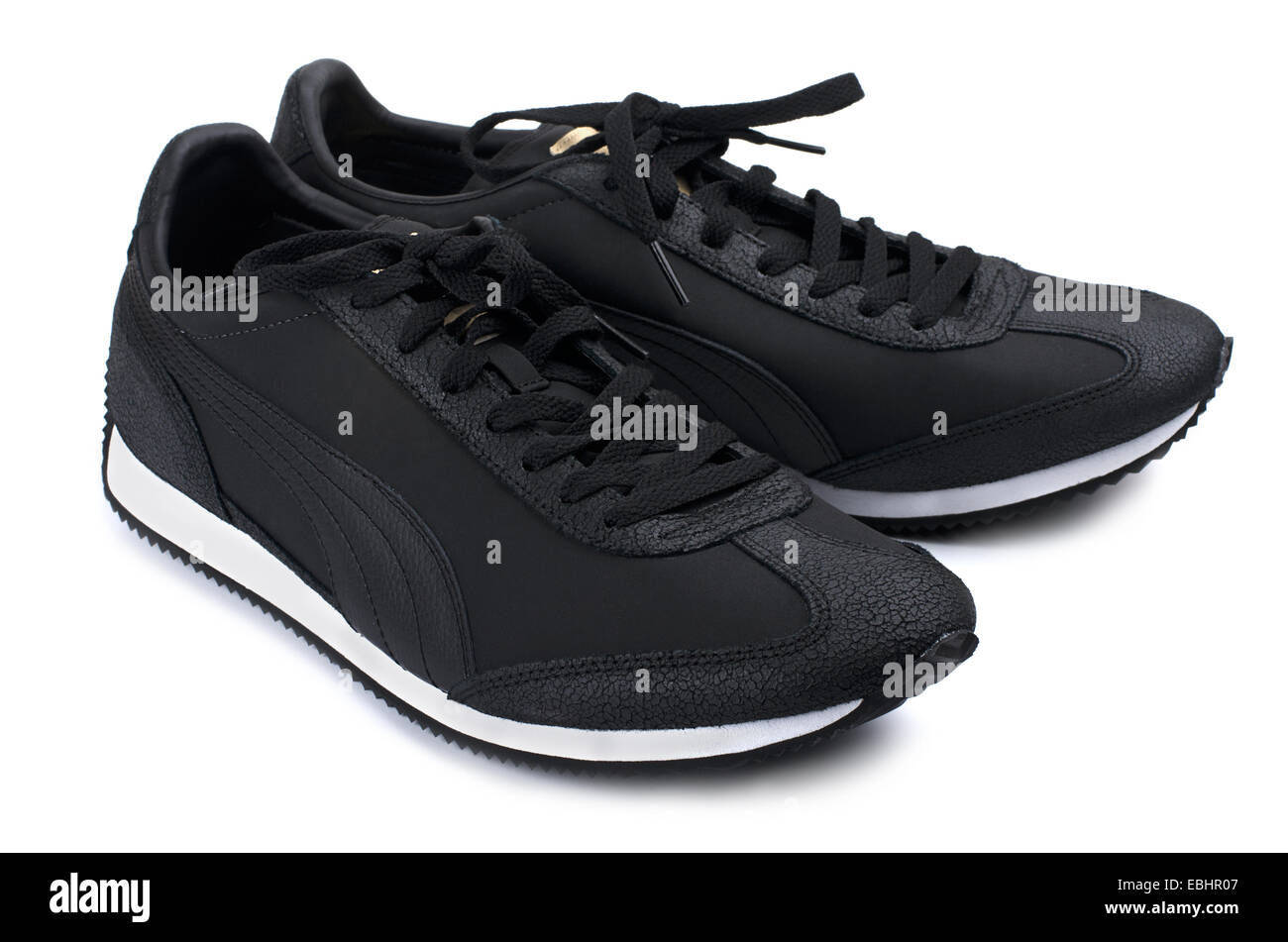 Sneakers nero su sfondo bianco Foto Stock