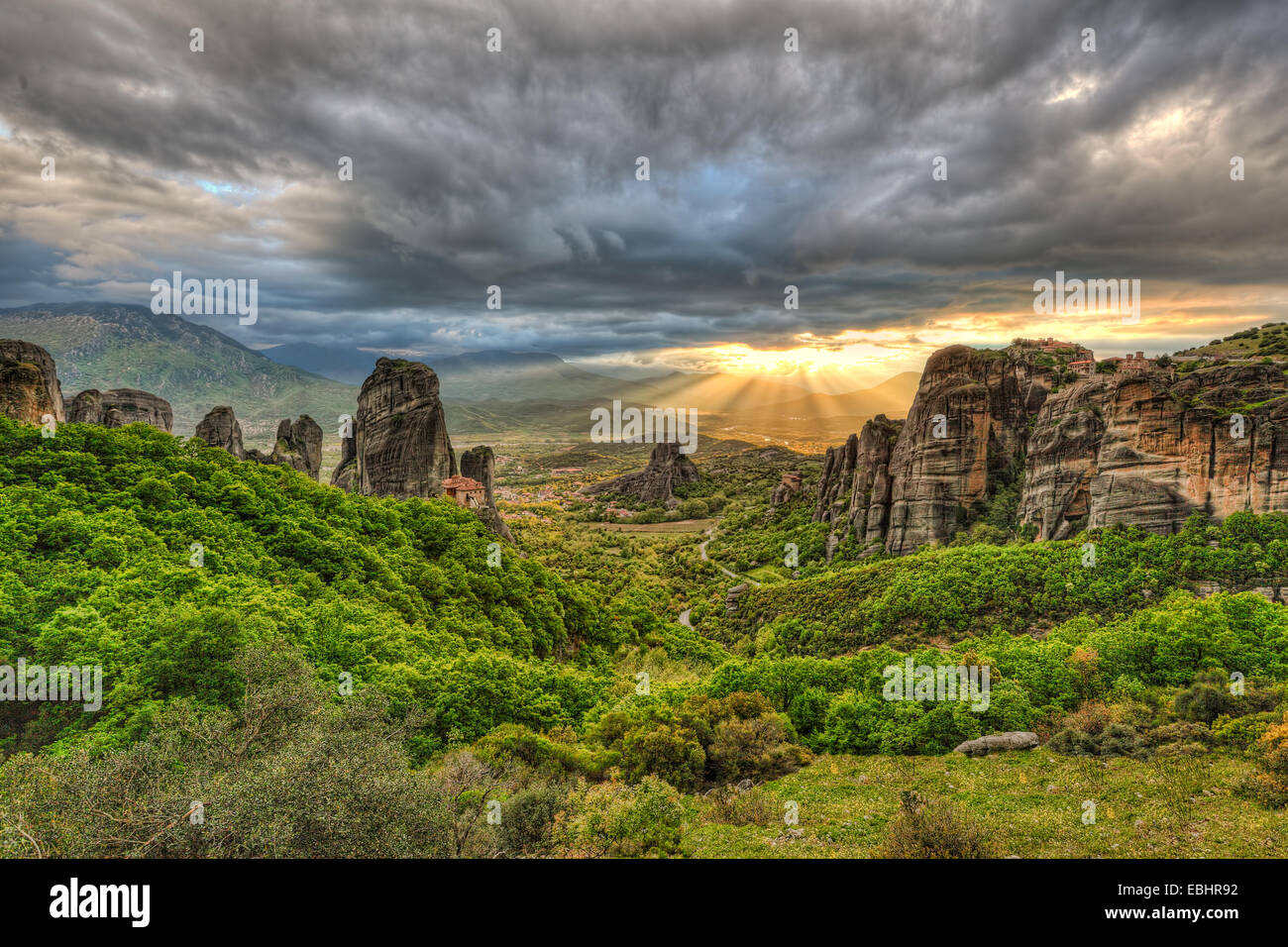 I monasteri sulla sommità delle rocce giganti sembrano miracolosa e rendere Meteora uno dei luoghi più spettacolari in Grecia. Foto Stock