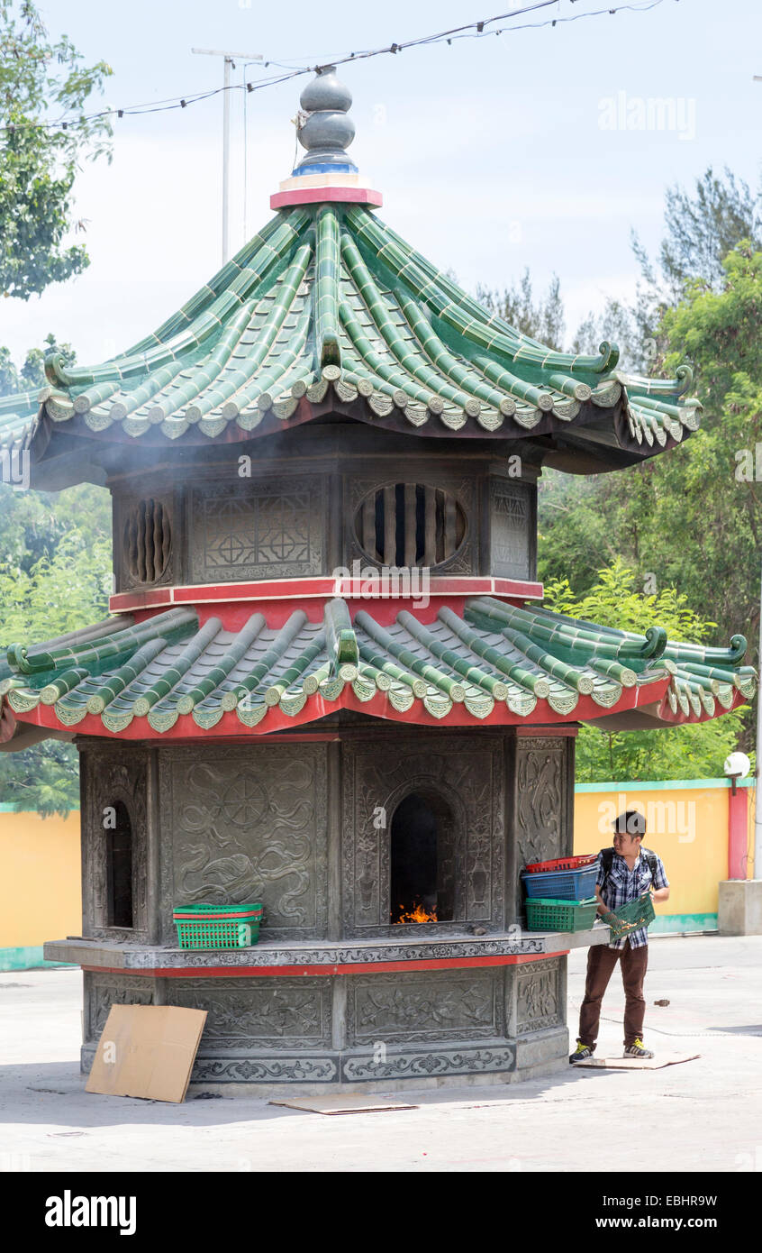La masterizzazione di preghiere, Tua Pek Kong tempio Cinese, Miri Sarawak, Malaysia Foto Stock