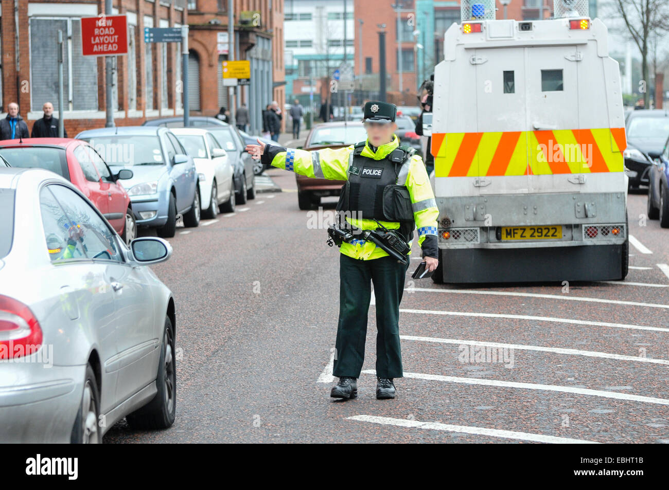 Belfast, Irlanda del Nord. 01 dic 2014 - PSNI officer cime di una vettura a un veicolo temporaneo checkpoint. Si tratta dopo ACC Kerr avverte che i dissidenti repubblicani sono intenti a lanciare un bombardamento o uccidere la campagna nel periodo di Natale. Credito: Stephen Barnes/Alamy Live News Foto Stock