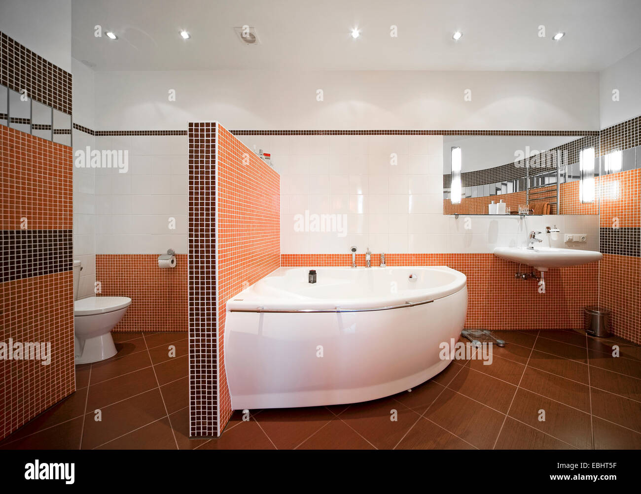 Bagno moderno interno, cabina doccia, specchio, lavandino. Verticale. interni home bagno interno vasca da bagno lusso contemporaneo piano Foto Stock