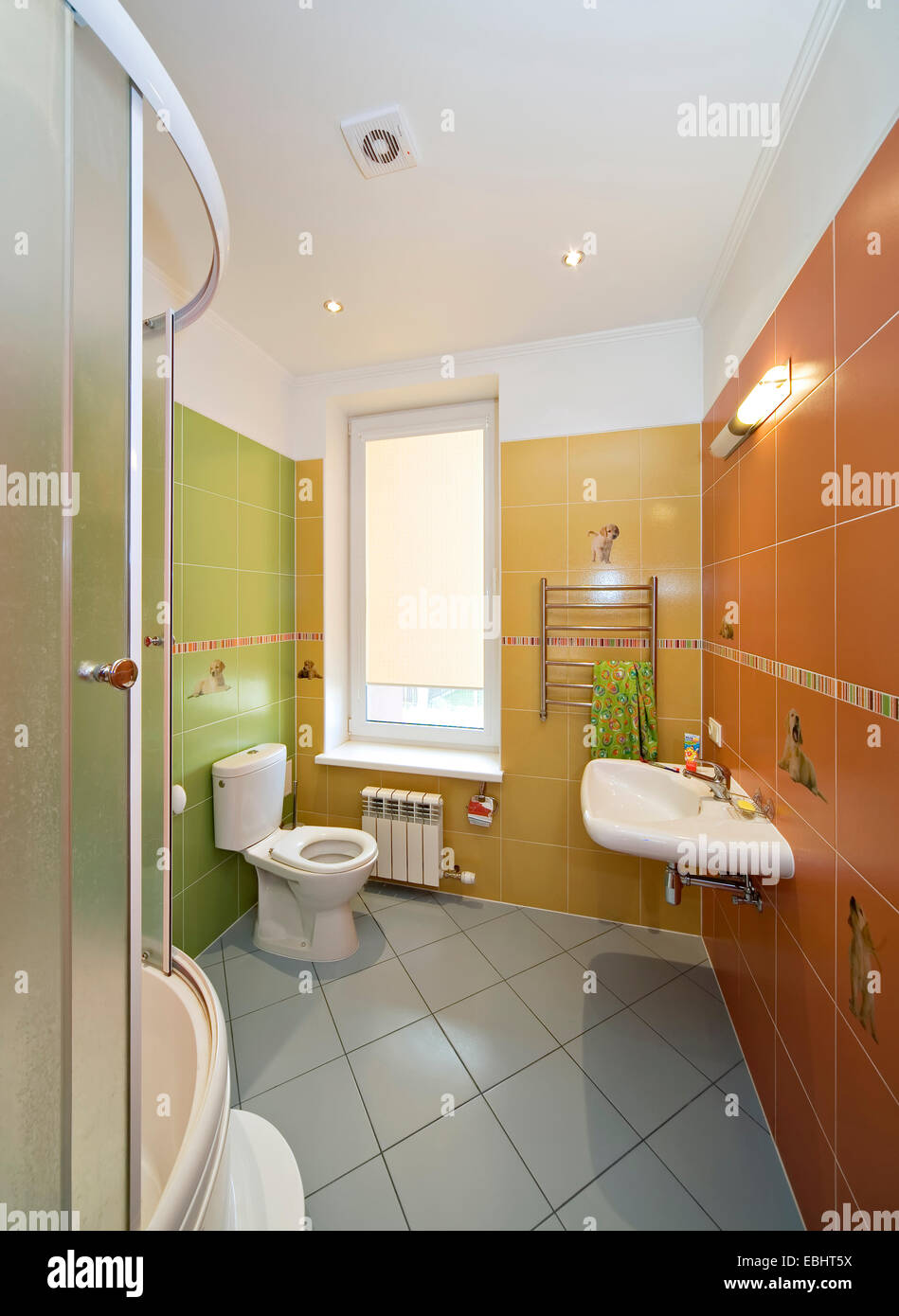 Bagno moderno interno, cabina doccia, specchio, lavandino. Verticale. interni home bagno interno vasca da bagno lusso contemporaneo piano Foto Stock