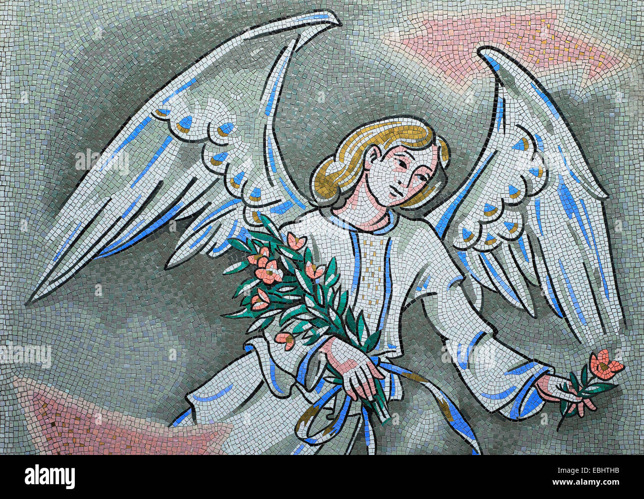 Mosaico di una femmina, battenti angelo azienda fiori. Applicazione di decorativo su una lapide in un cimitero. Spilimbergo, Italia. Foto Stock