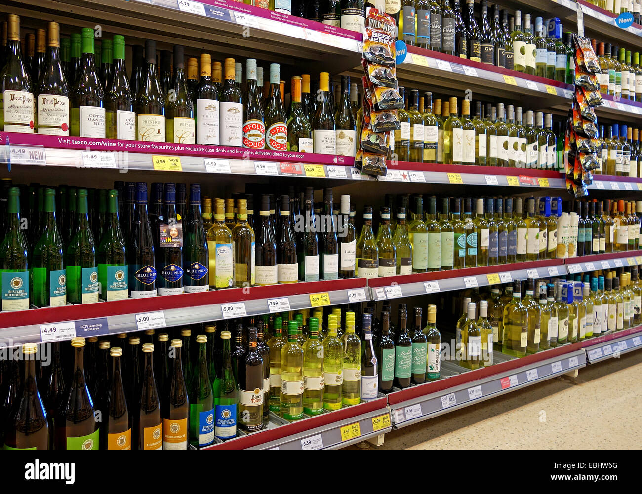 Bottiglie di vino in un supermercato uk Foto Stock