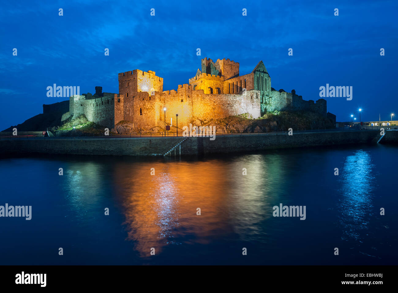 Sbucciare castello illuminato,Peel Isola di Man Foto Stock