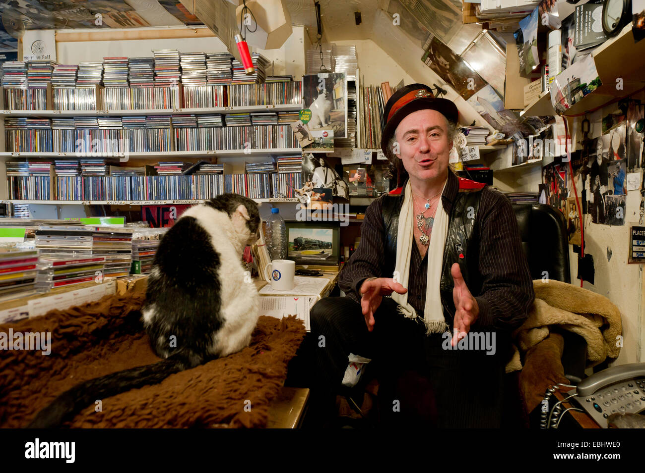 Matt cappello nel suo record shop in Barnstaple Inghilterra Foto Stock