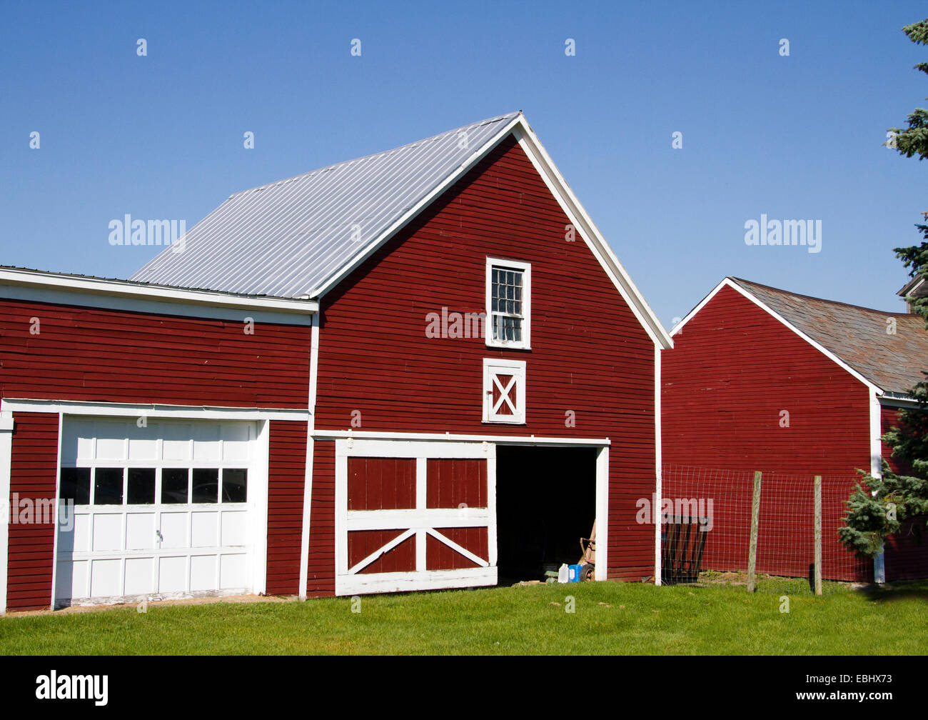 Granaio rosso e garage. Adirondack State Park farm. Foto Stock