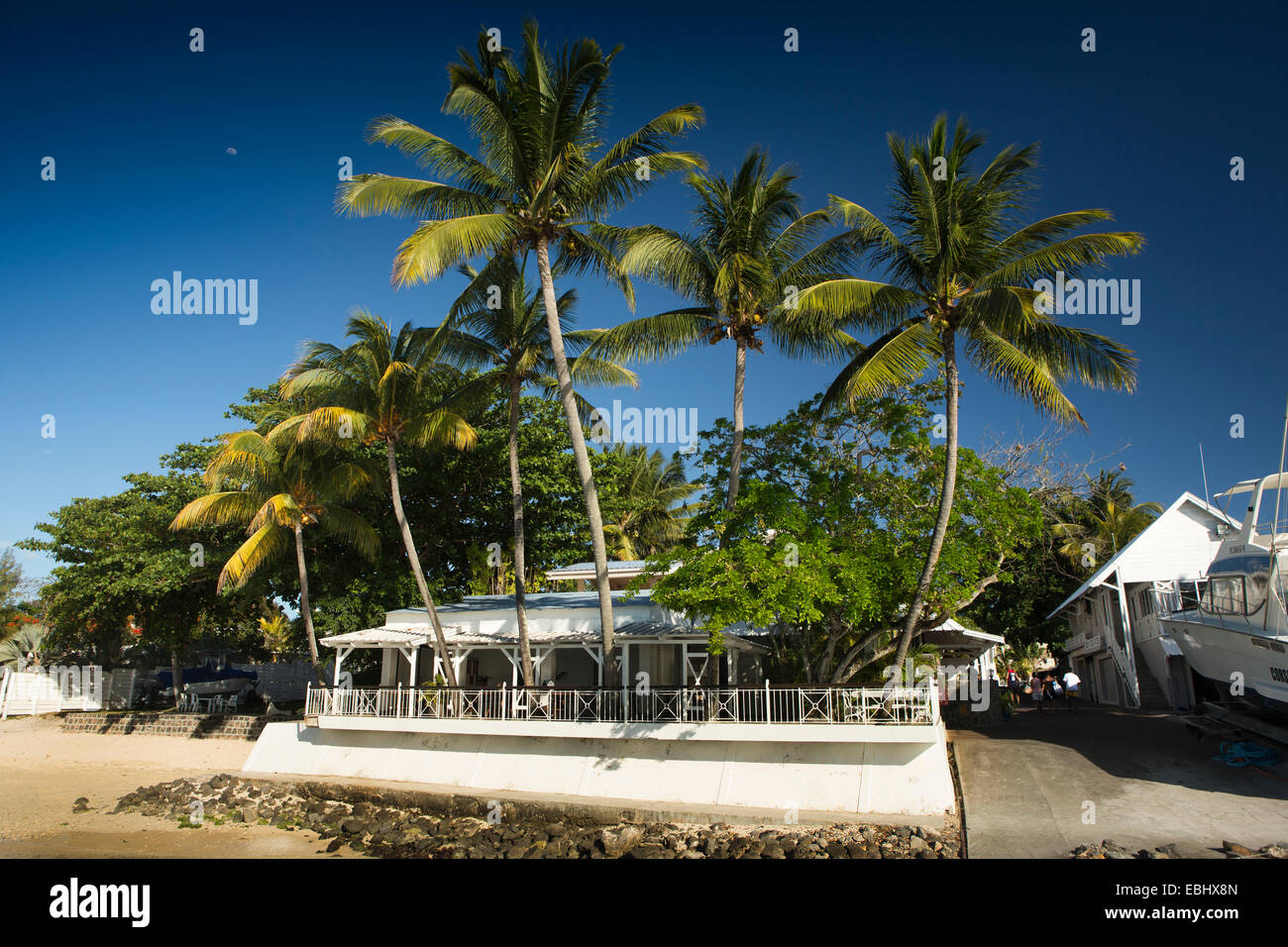 Mauritius Trou aux Biches, spiaggia pubblica, attraente albergo sul fronte mare sotto le palme Foto Stock