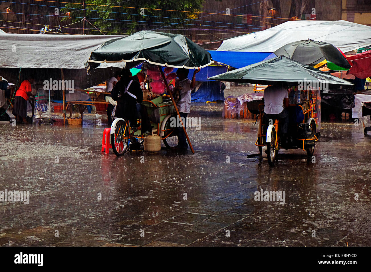 Acquazzone tropicale nella città di Oaxaca Messico Foto Stock