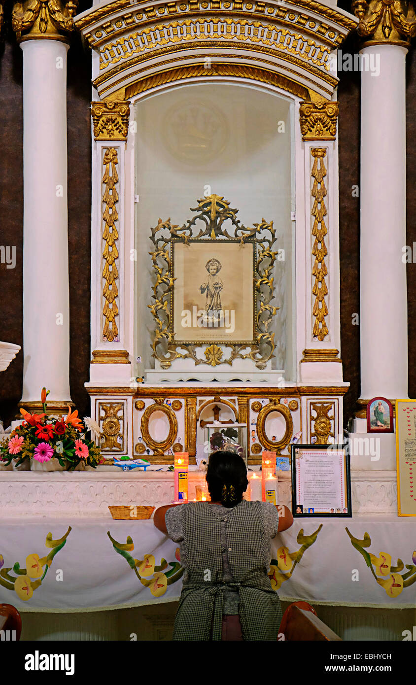 Pregando la donna nel Templo del Carmen città di Oaxaca, Messico Foto Stock