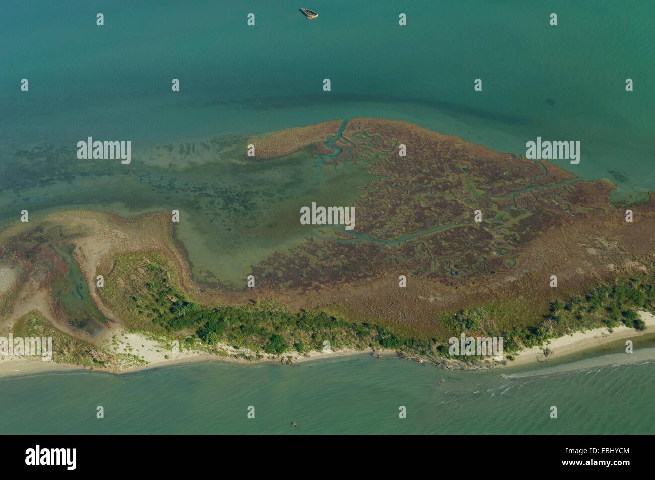 Veduta aerea dell'isolotto di sabbia nei pressi di Sant Erasmo, laguna di Venezia, Italia, Europa Foto Stock
