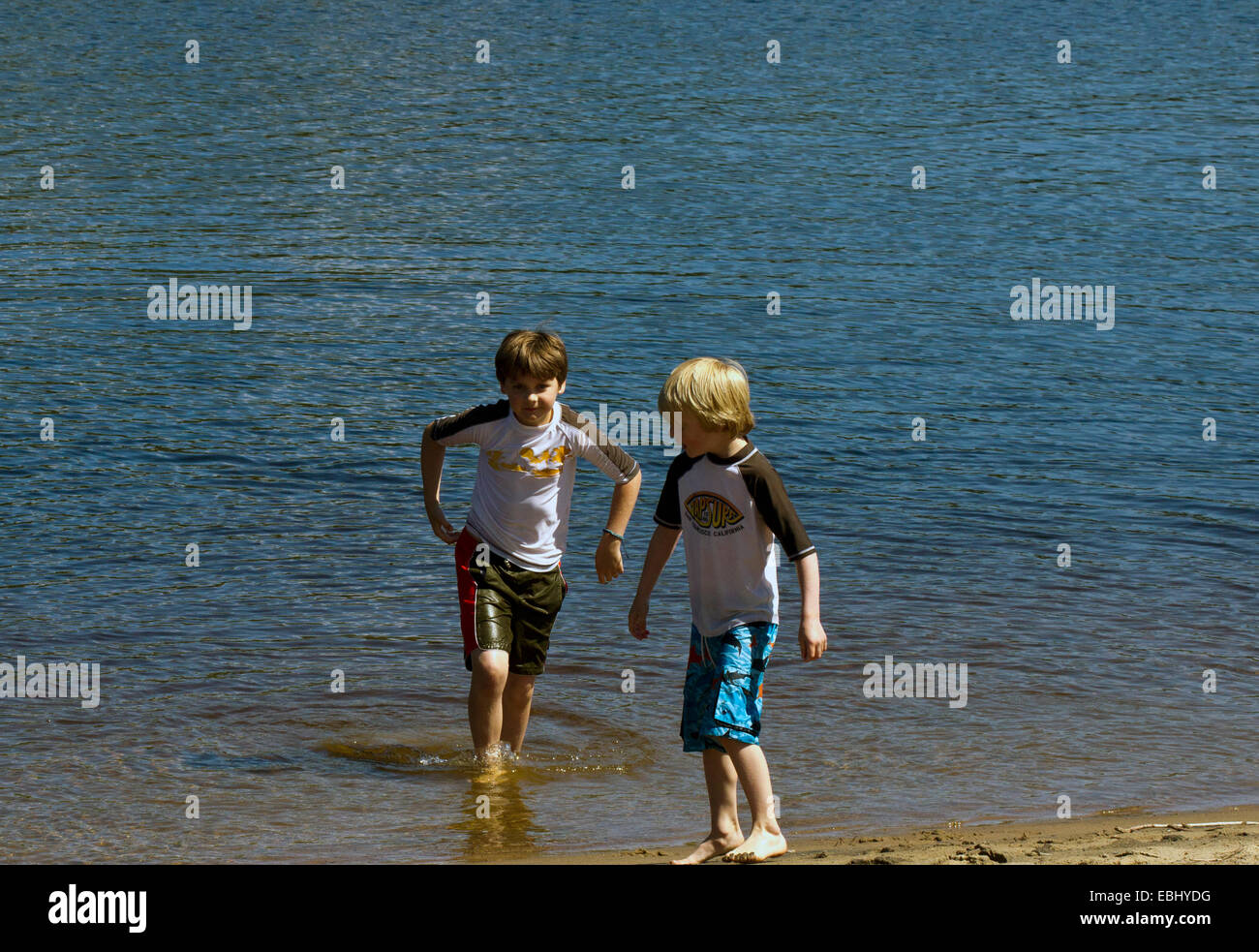 Due giovani ragazzi sul bordo di un lago in Adirondack State Park. Lago Adirondacks. Foto Stock