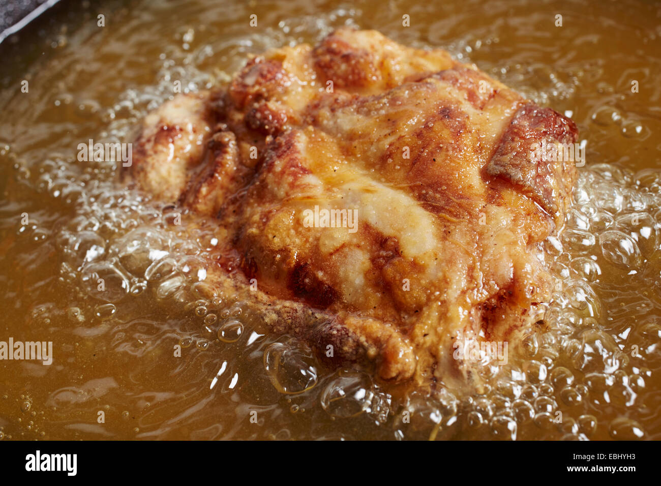 Pollo frittura in olio caldo Foto Stock