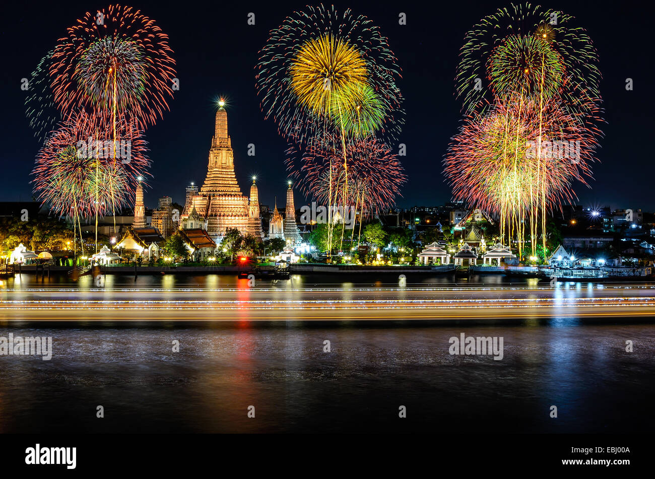 Wat Arun sotto il nuovo anno celebrazione tempo, Thailandia Foto Stock