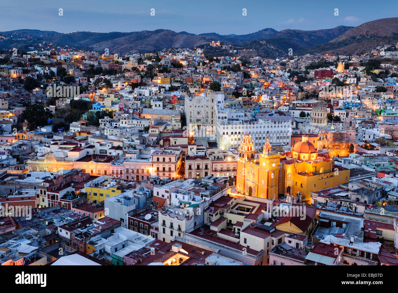 La città di Guanajuato, Messico al tramonto dal di sopra. Foto Stock