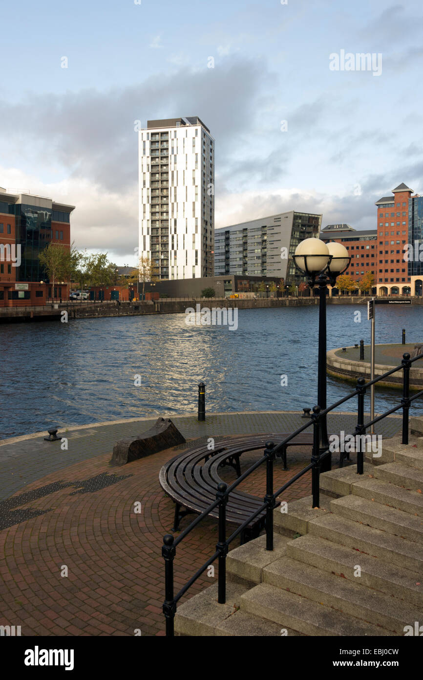 Appartamenti moderni e Victoria Building, città portuale dal bacino di Erie, Salford Quays, Manchester, Regno Unito Foto Stock