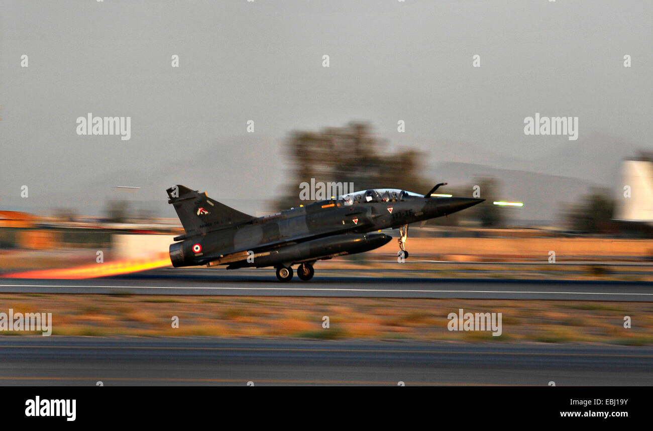 Un francese Air Force Mirage 2000-D fighter aircraft infiamma la postcombustione al decollo durante una missione di combattimento a Kandahar Airfield Giugno 18, 2012 a Kandahar, Afghanistan. Foto Stock