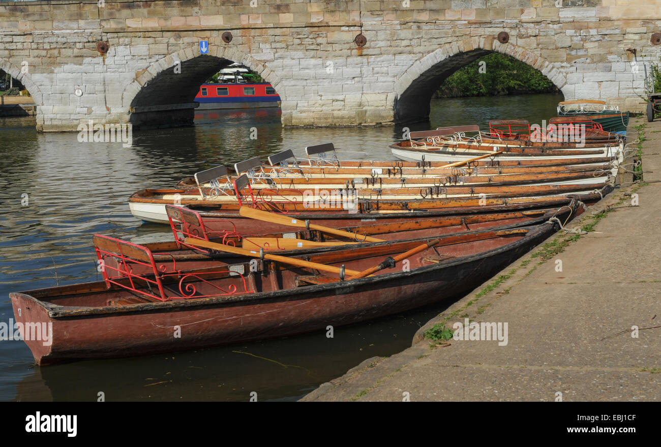 Barche a remi ormeggiate sul fiume Avon da Clopton Bridge a Stratford-upon-Avon, Warwickshire, Inghilterra, Regno Unito Foto Stock