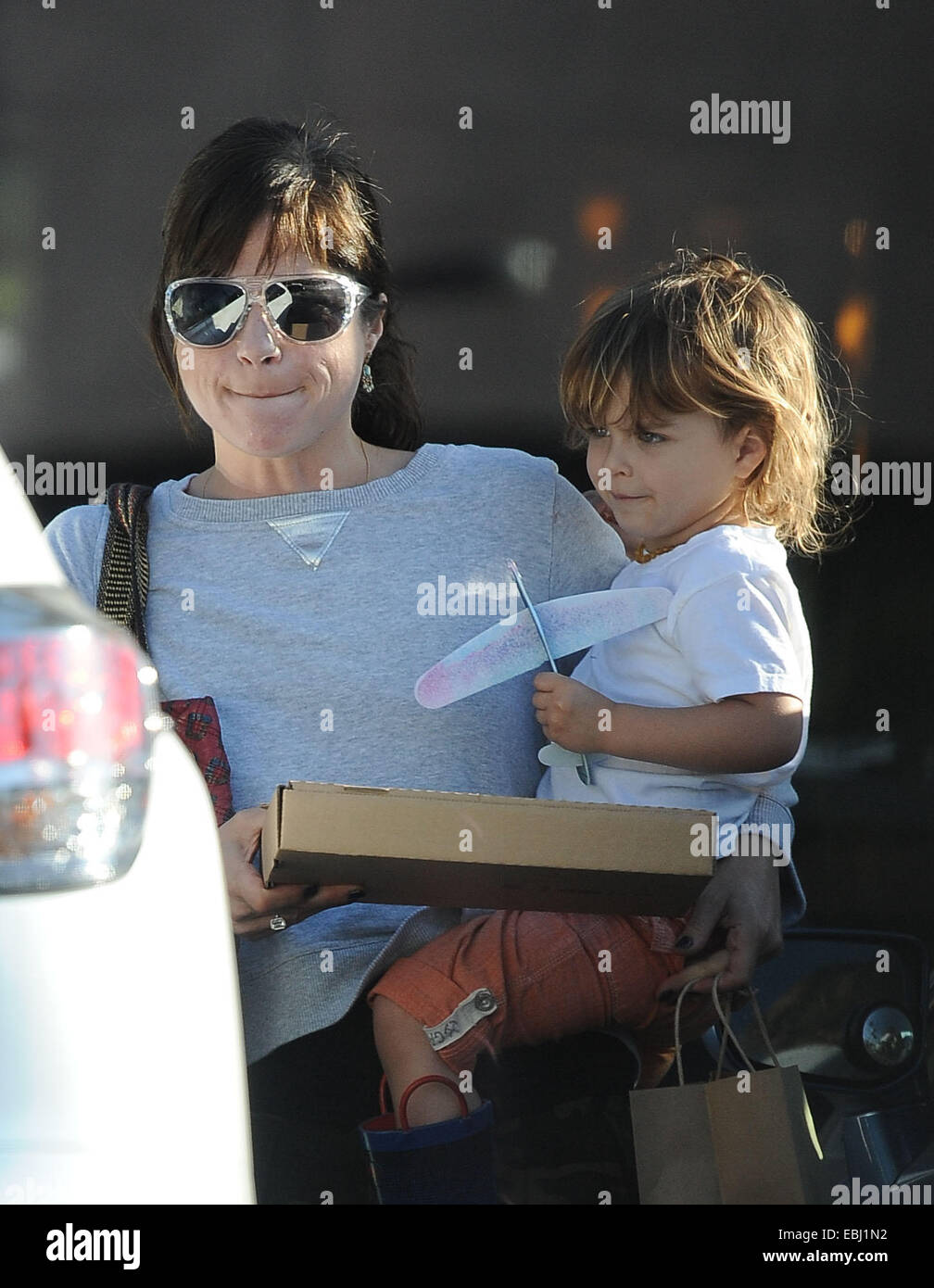 Selma Blair con le sue mani piena come ella porta figlio Arthur Bleick nelle sue braccia come pure delle borse per lo shopping come andare fuori a cena con: Selma Blair,Arthur Bleick dove: Los Angeles, California, Stati Uniti quando: 29 Maggio 2014 Foto Stock